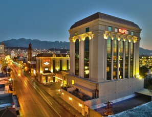 Fachada de la propiedad por la tarde o noche