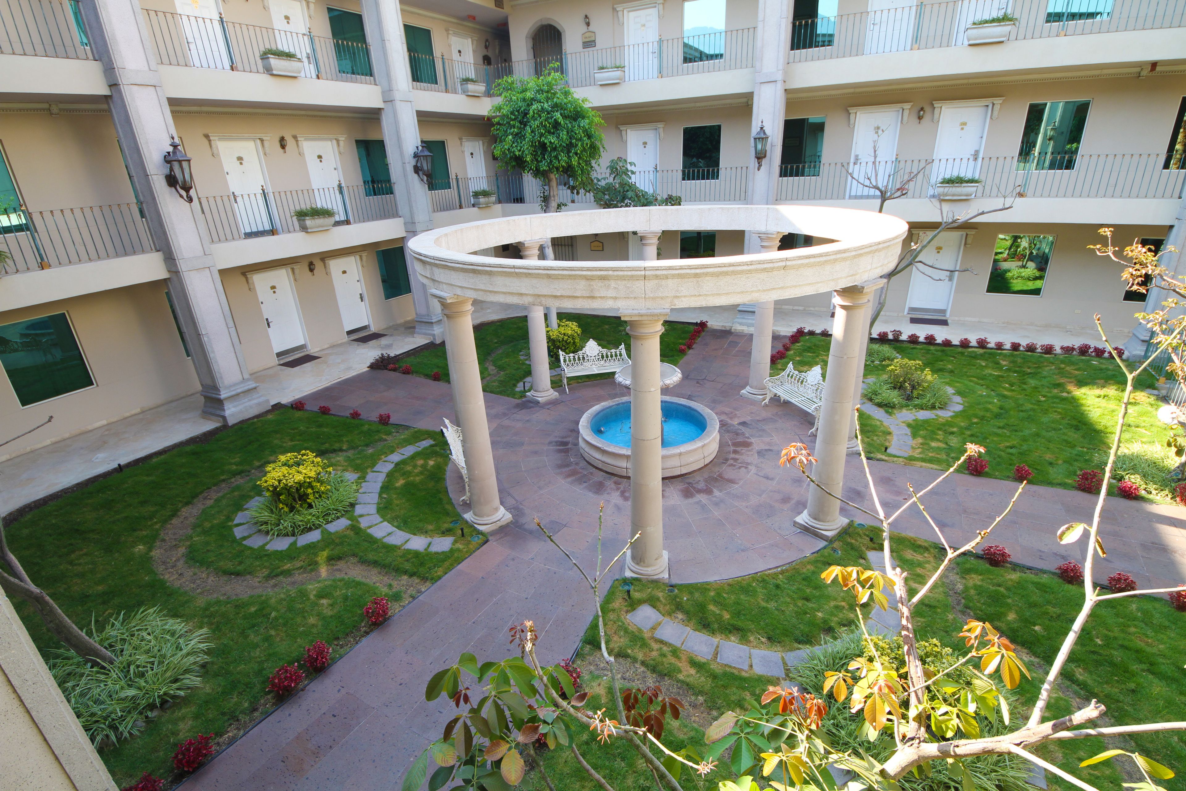 garden area room, 1 king bed | courtyard