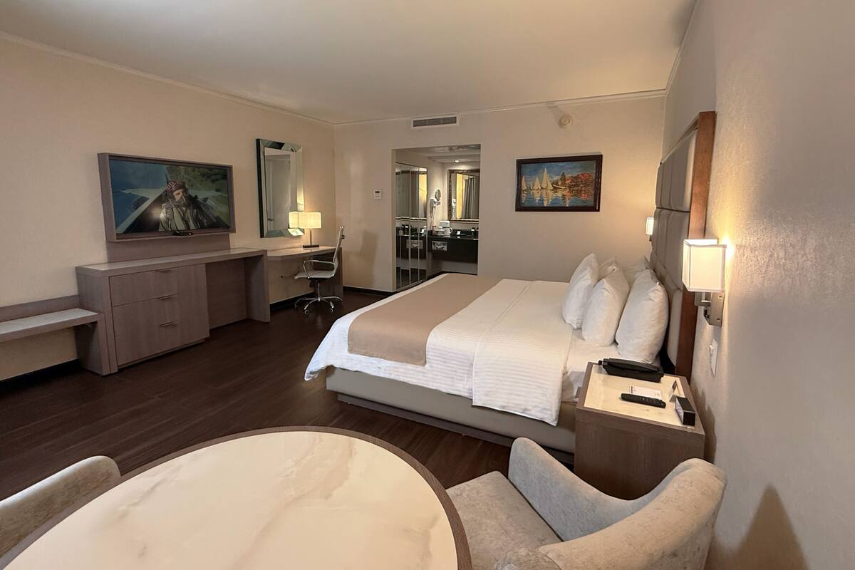 Room, 1 King Bed, Garden View | Premium bedding, down comforters, pillowtop beds, in-room safe