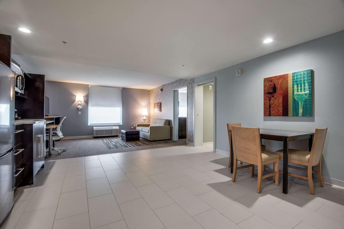 Suite, 1 Queen Bed, Accessible (Hearing) | Living area | TV