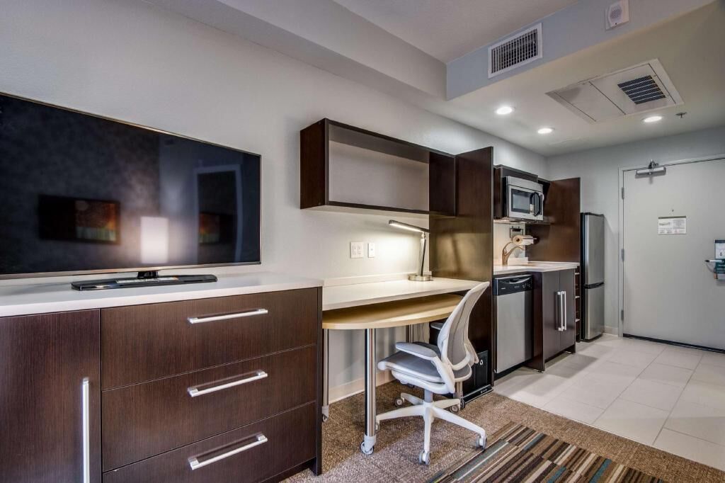 Private kitchen | Fridge, microwave, coffee/tea maker, cookware/dishes/utensils