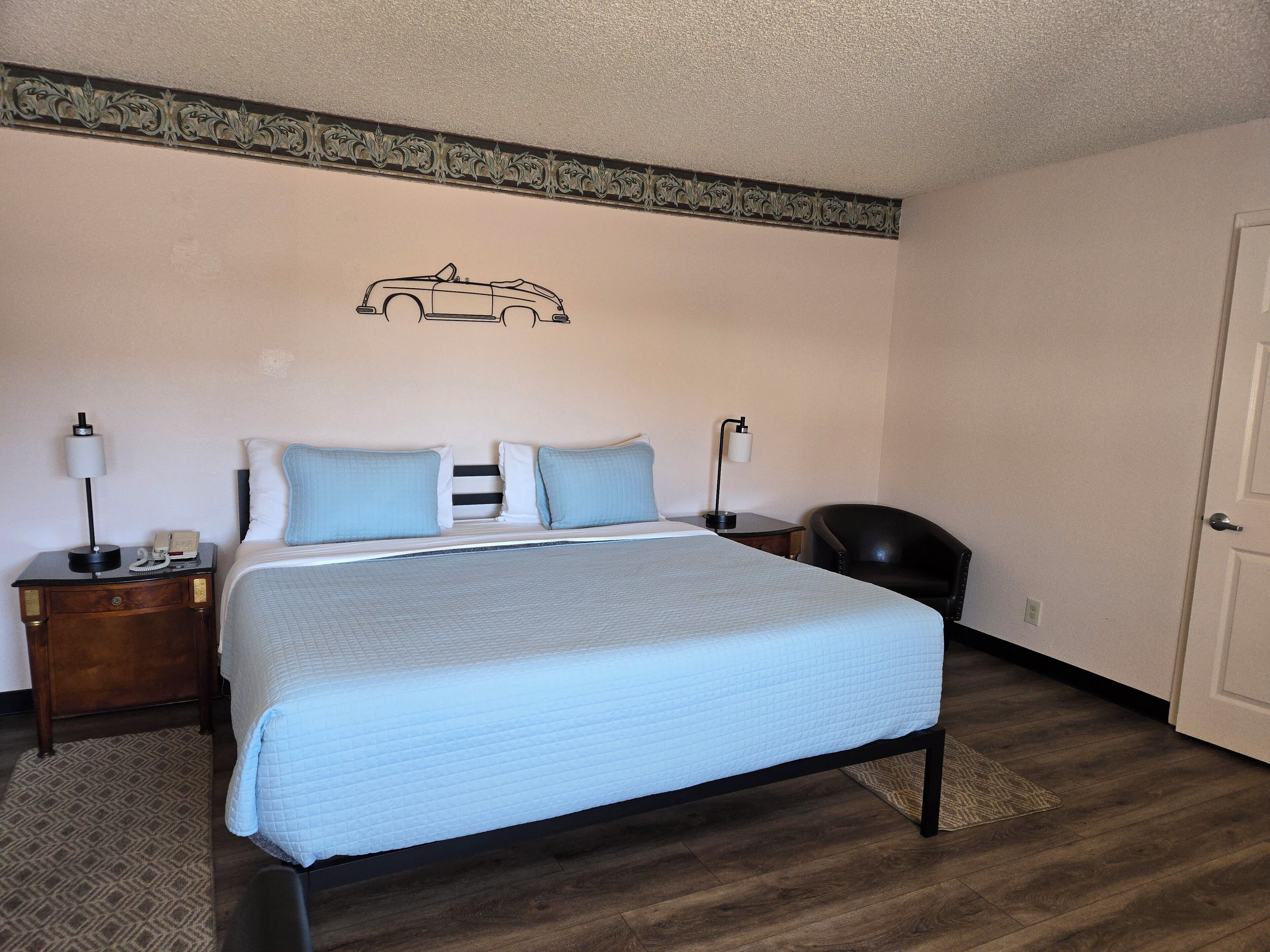 أغطية فراش متميزة وأسرّة بإسفنج يتكيف مع شكل الجسم ومكتب