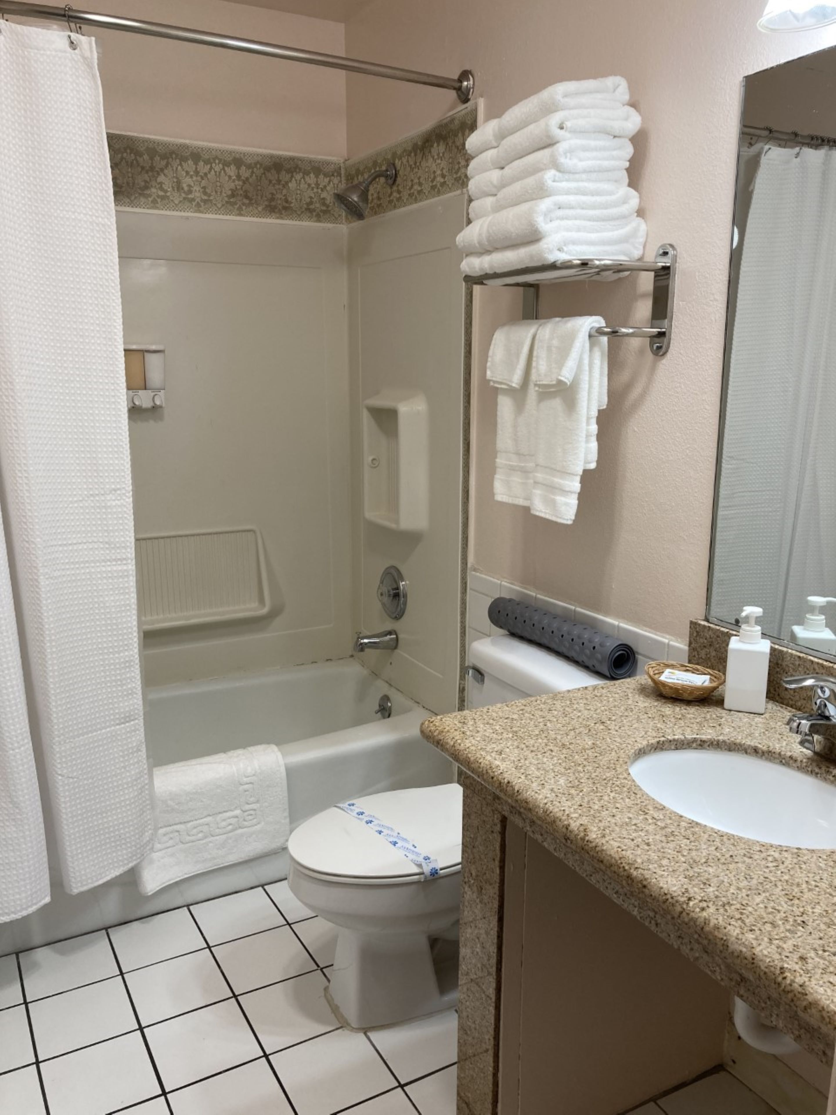 Une salle de bain avec une baignoire, des toilettes et un lavabo.