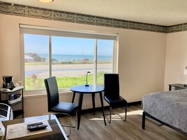 尊荣客房, 1 张特大床, 无烟房, 海洋景观 | 高档床上用品、记忆海绵床垫、办公桌、笔记本电脑工作区