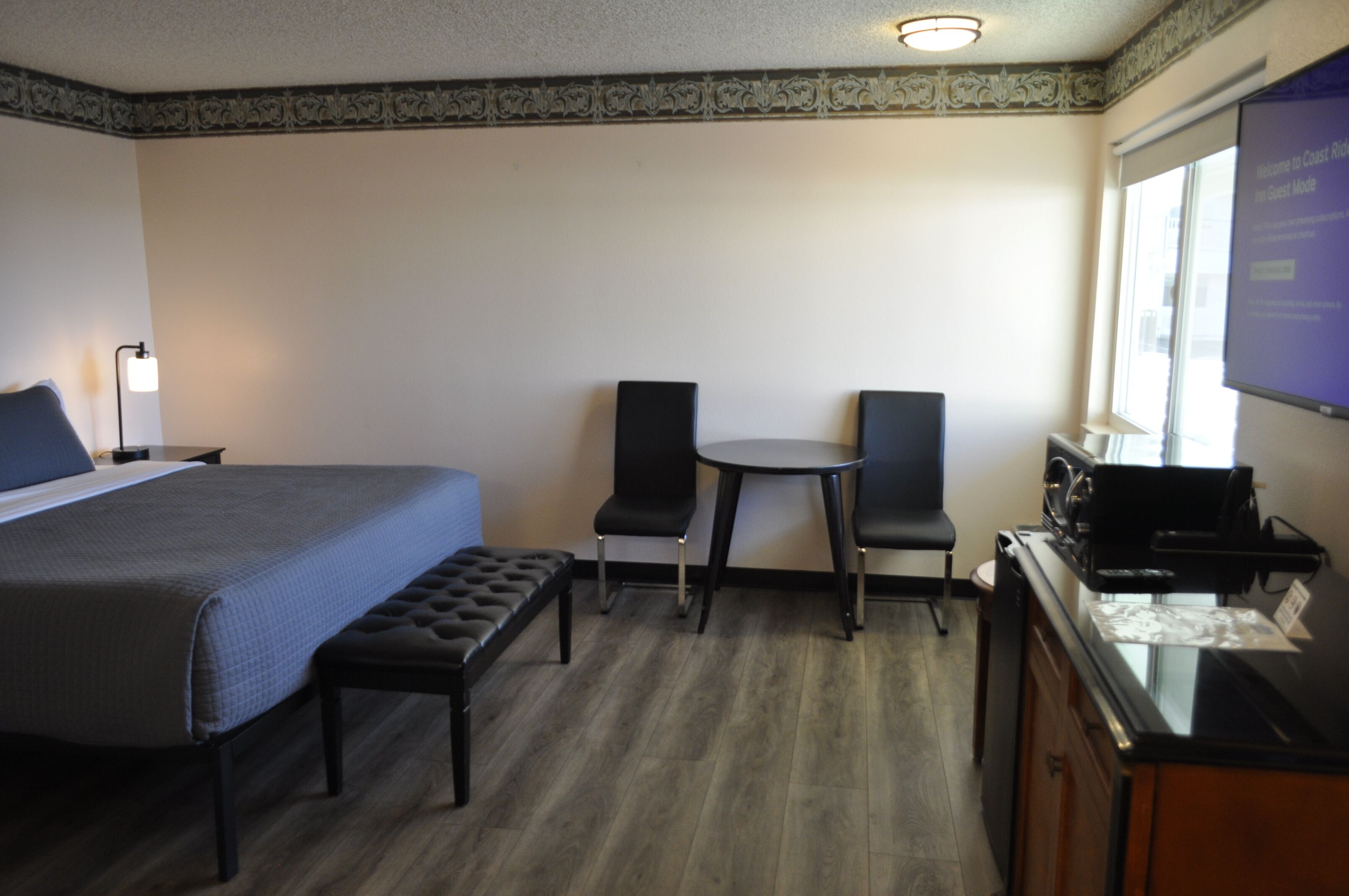 Standaard kamer, 1 kingsize bed, rolstoeltoegankelijk bad | Luxe beddengoed, bedden met traagschuimmatras, een bureau