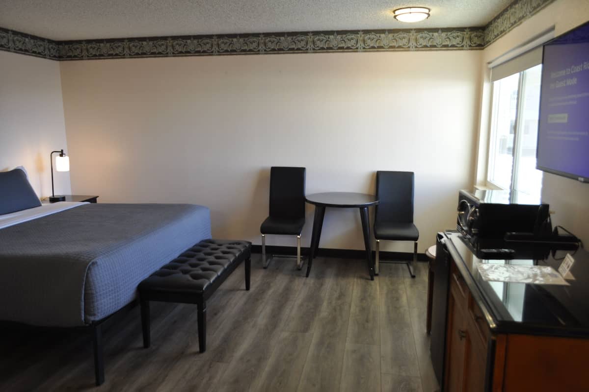 Habitación estándar, 1 cama King size, tina para personas con discapacidad | Ropa de cama de alta calidad, camas con efecto memoria y escritorio