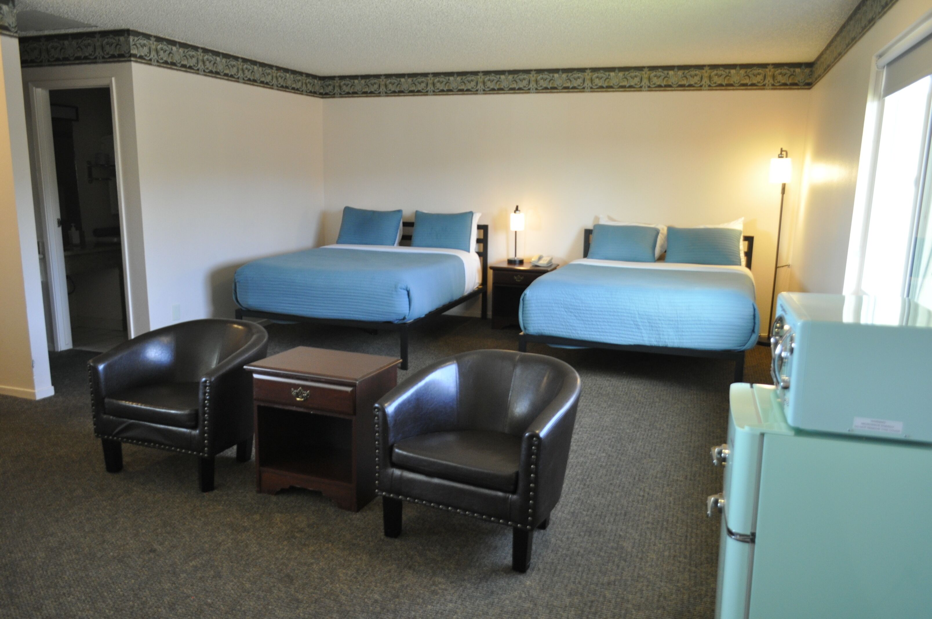 Deluxe kamer | Woonruimte | Een 50-inch smart-tv met kabelzenders en een televisie