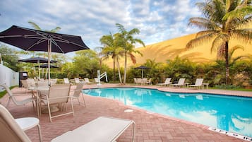 Outdoor pool, sun loungers