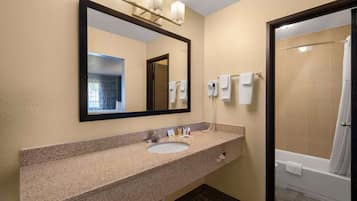 Suite Studio, 2 grands lits, non-fumeurs (Second Floor) | Salle de bain | Articles de toilette gratuits, sĂšche-cheveux, serviettes fournies
