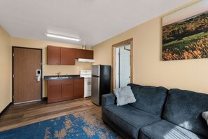 Suite, 1 Queen Bed, Non Smoking, Kitchen | Private kitchenette | Fridge, microwave, coffee/tea maker