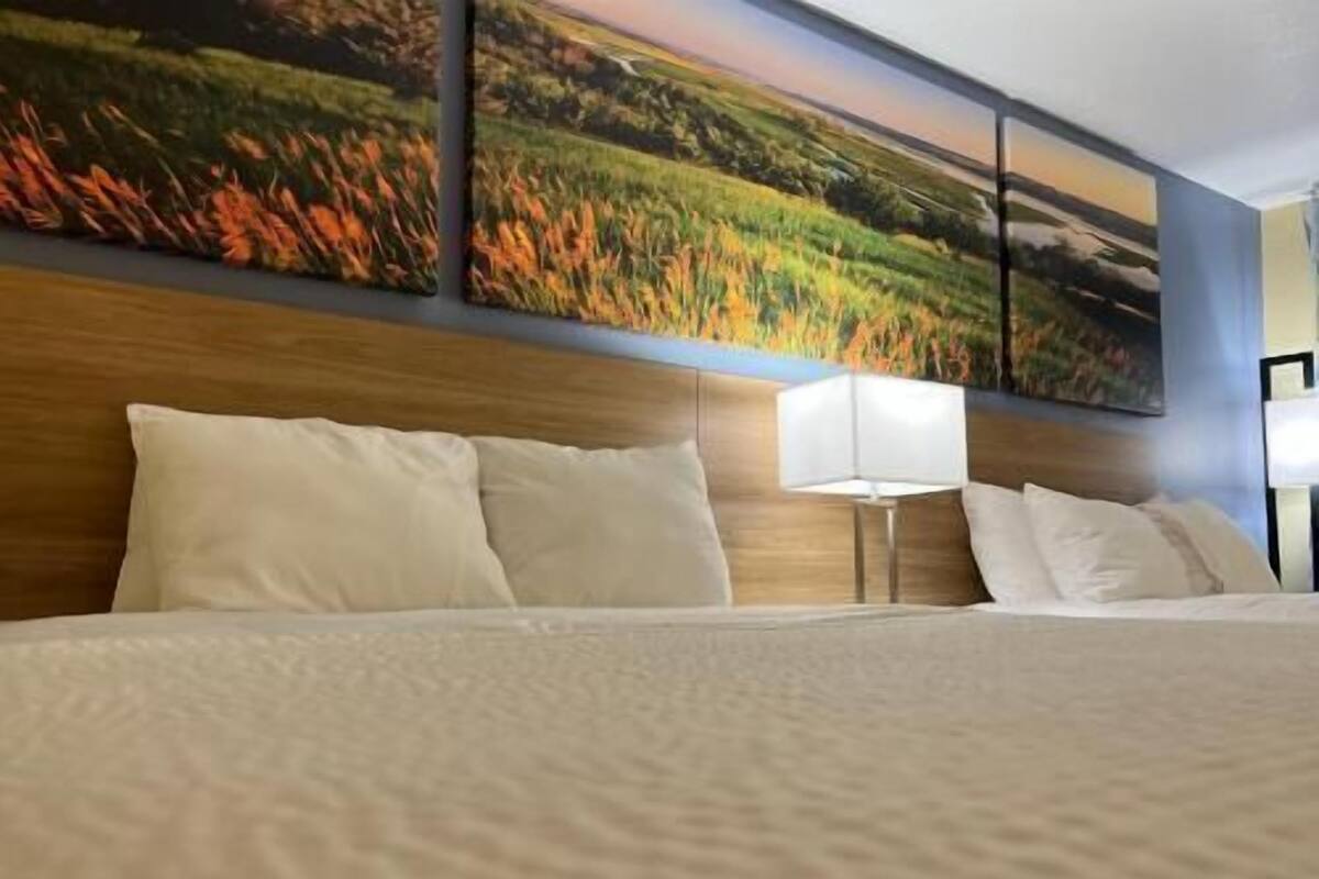 مكتب ومكواة/لوح كي وواي فاي مجانًا وملاءات أسرّة