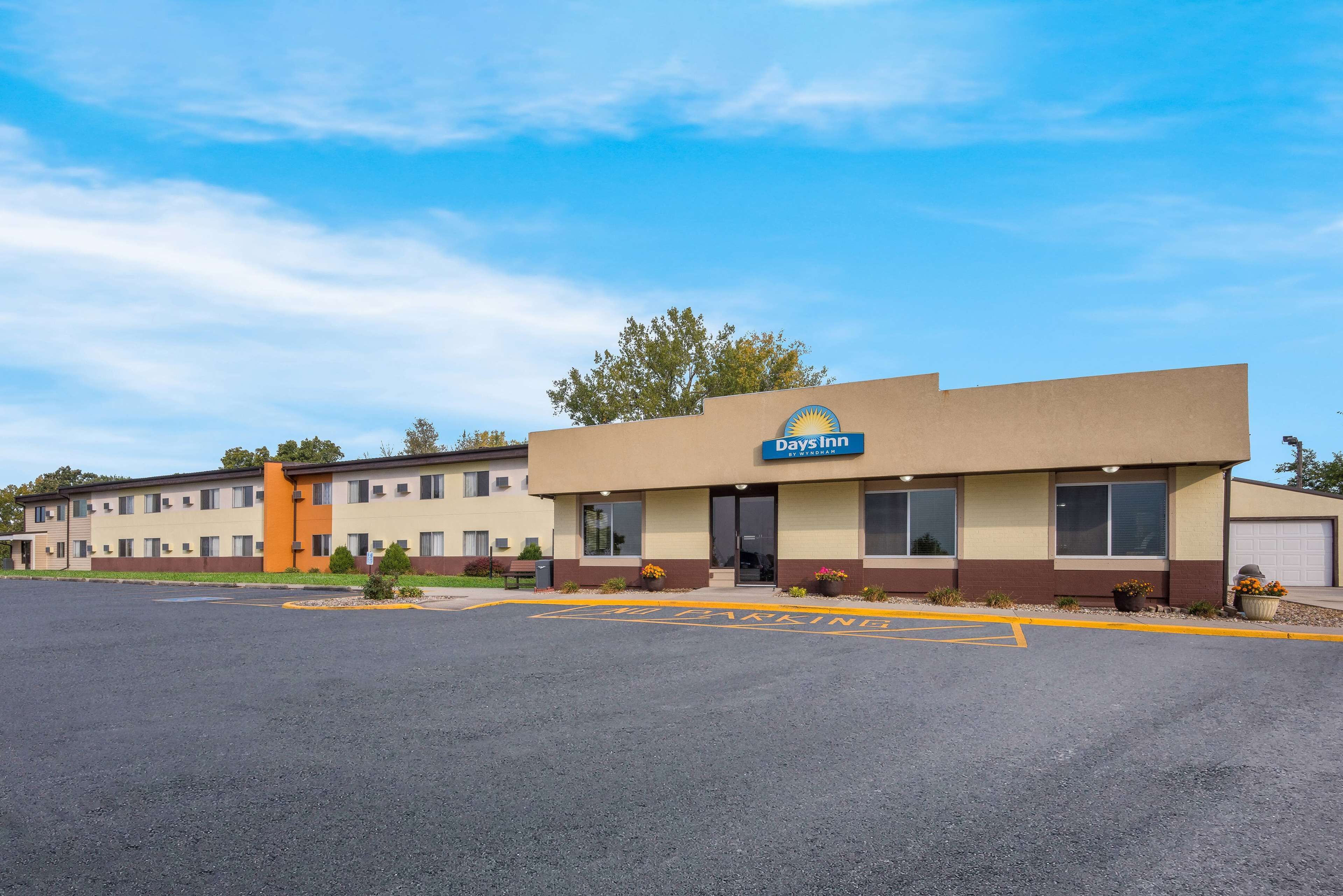 A Days Inn with a parking lot in front.