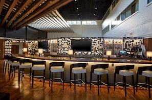 Bar (trong khuôn viên)
