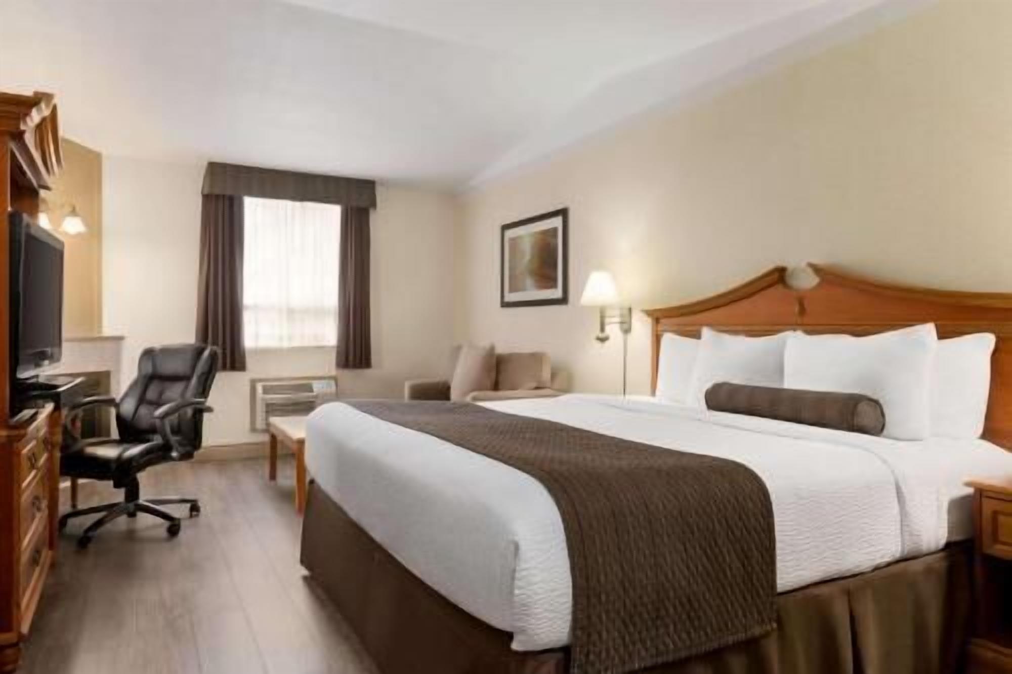 Ropa de cama de alta calidad, camas con pillow-top y escritorio 