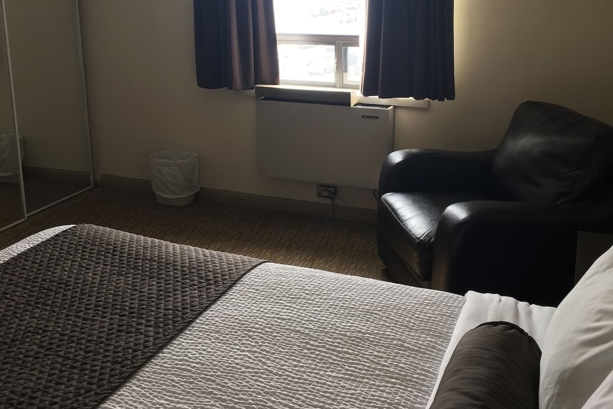 Room, 1 Queen Bed, Non Smoking, Jetted Tub (Upgraded) | Premium bedding, pillowtop beds, desk, blackout drapes