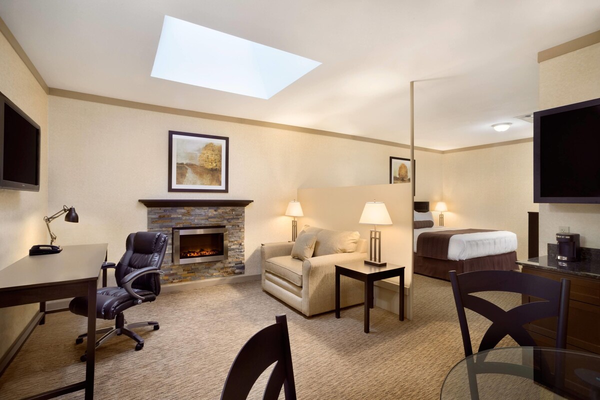 Interior Studio Suite, 1 King Bed, Non-Smoking (with skylight) | Premium bedding, pillowtop beds, desk, blackout drapes