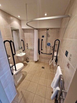 Quarto standard, 1 cama de casal, acessível, para não fumantes (Walk-in Shower) | Banheiro | Chuveiro/banheira combinados, produtos de toalete grátis
