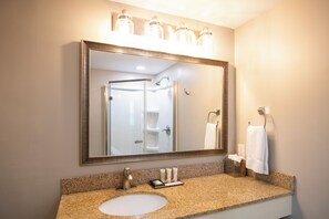Standard Room, 1 King Bed | Bathroom | Combined shower/bathtub, free toiletries, hair dryer, towels - Seasider Motel (Bar Harbor)
