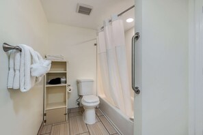 Combined shower/bathtub, free toiletries, hair dryer, towels