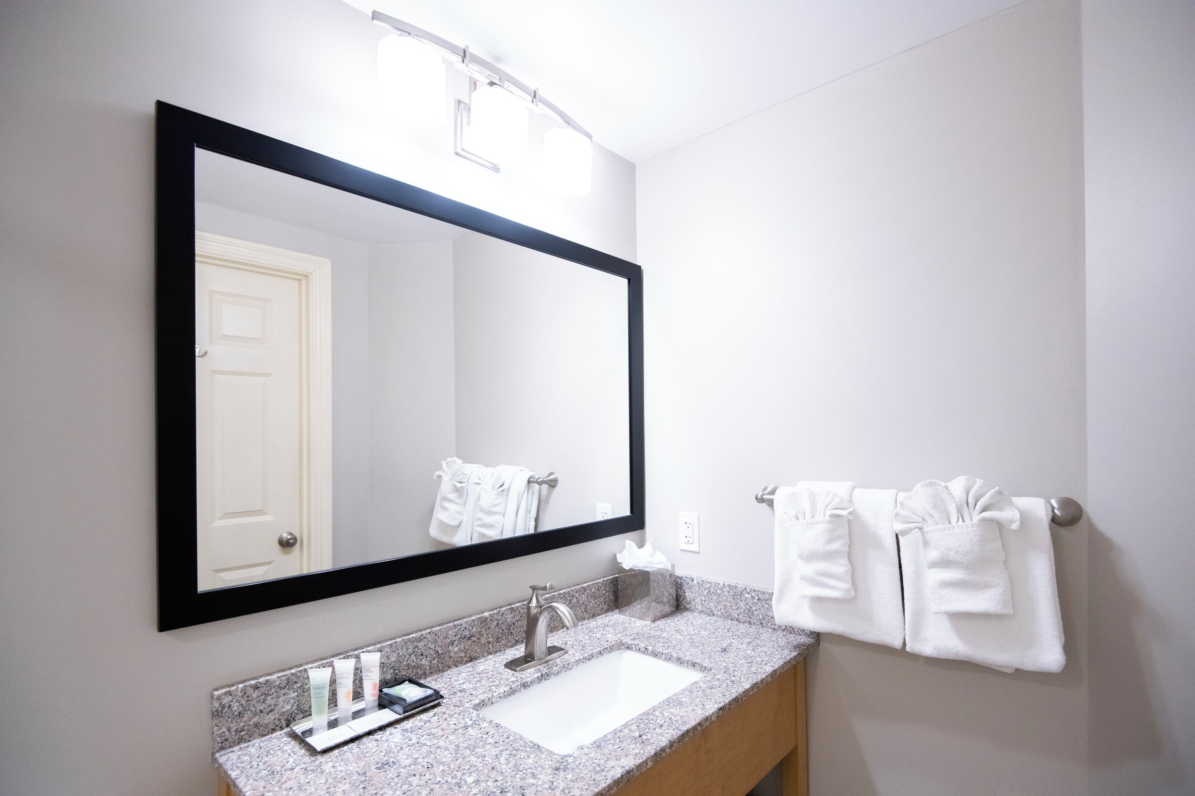 Kamar Standar, 2 Tempat Tidur Queen | Kamar mandi | Kombinasi shower/bathtub dan perlengkapan mandi gratis