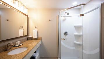 Standaard kamer, 1 kingsize bed | Badkamer | Een bad/douchecombinatie, gratis toiletartikelen, een haardroger