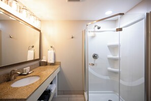 Chambre Standard, 1 très grand lit | Salle de bain | Ensemble baignoire-douche, articles de toilette (gratuits)