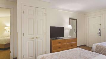 Roupas de cama premium, escrivaninha, espaço de trabalho para notebook