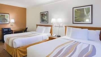 Biancheria da letto di alta qualità, una scrivania, postazione laptop