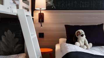 Een bureau, verduisterende gordijnen, extra bedden, gratis wifi