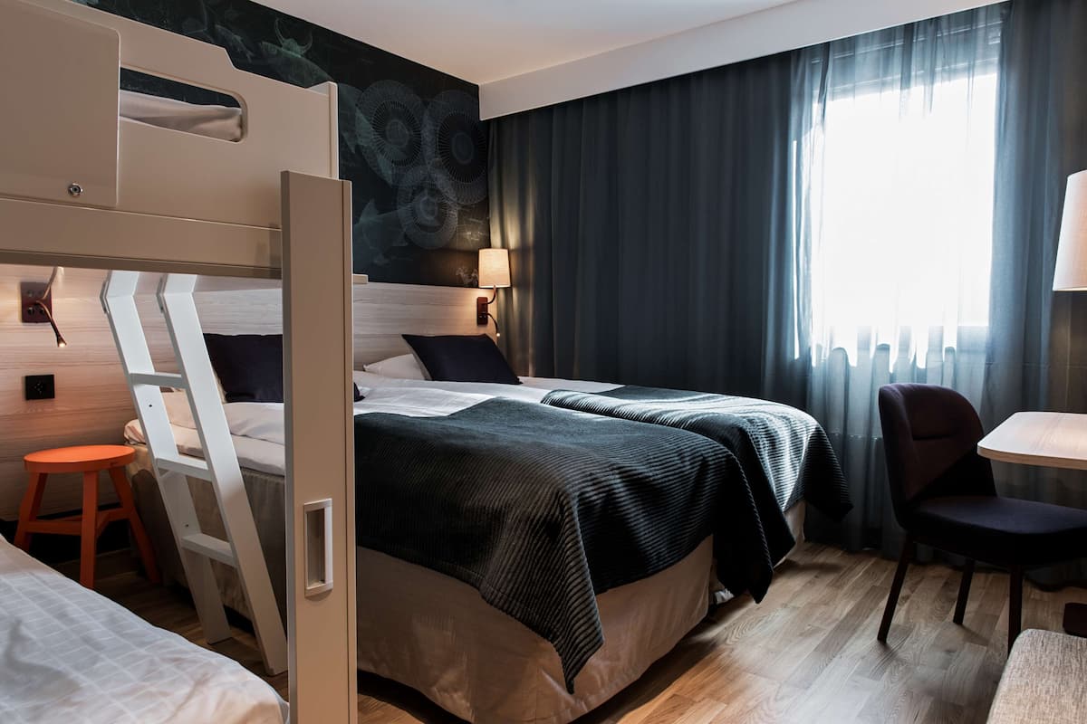 Familienzimmer (For 4) | Schreibtisch, Verdunkelungsvorhänge, Zustellbetten, kostenloses WLAN