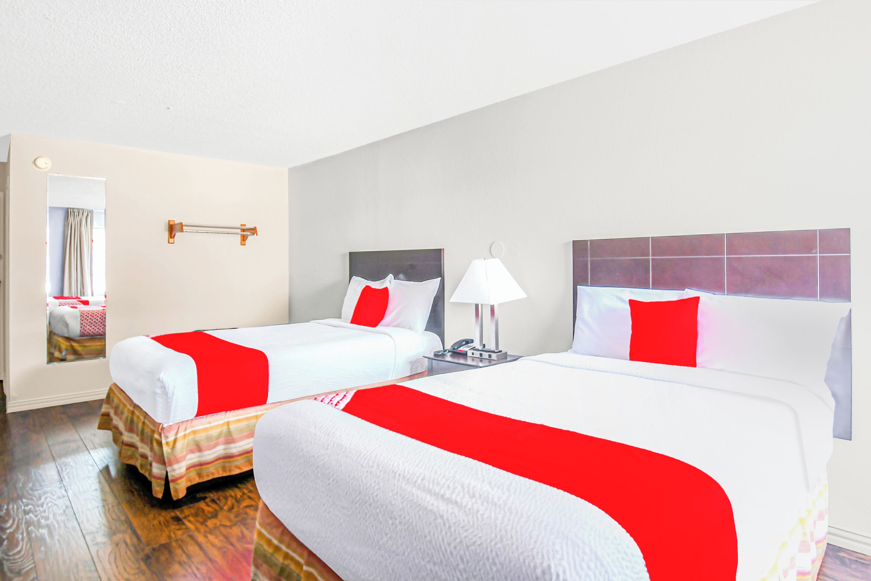 Escritorio, camas extra gratis, wifi gratis y ropa de cama 