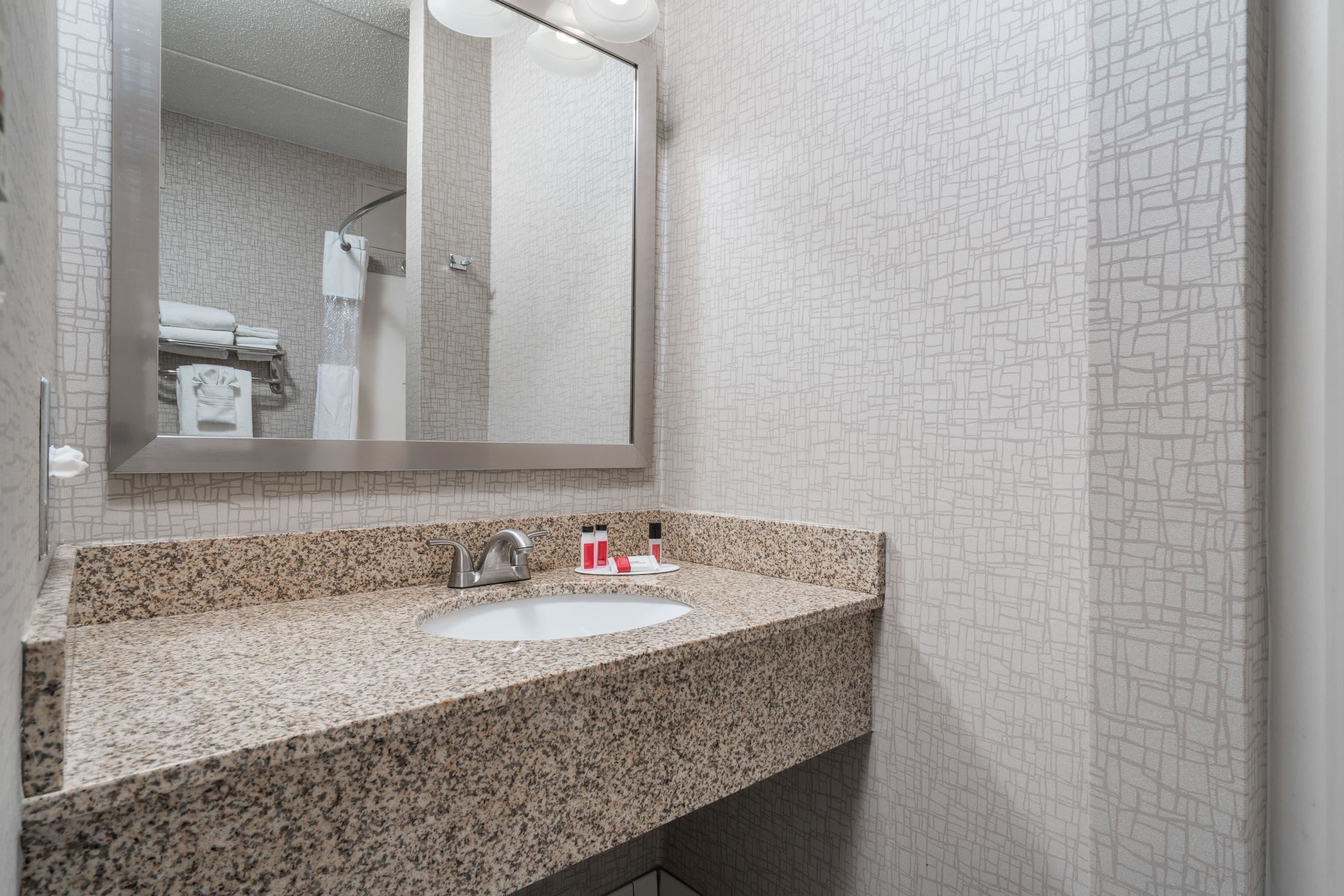 Baño | Ducha y bañera combinadas y artículos de higiene personal gratuitos