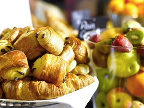 Daily English breakfast (GBP 16.50 per person)