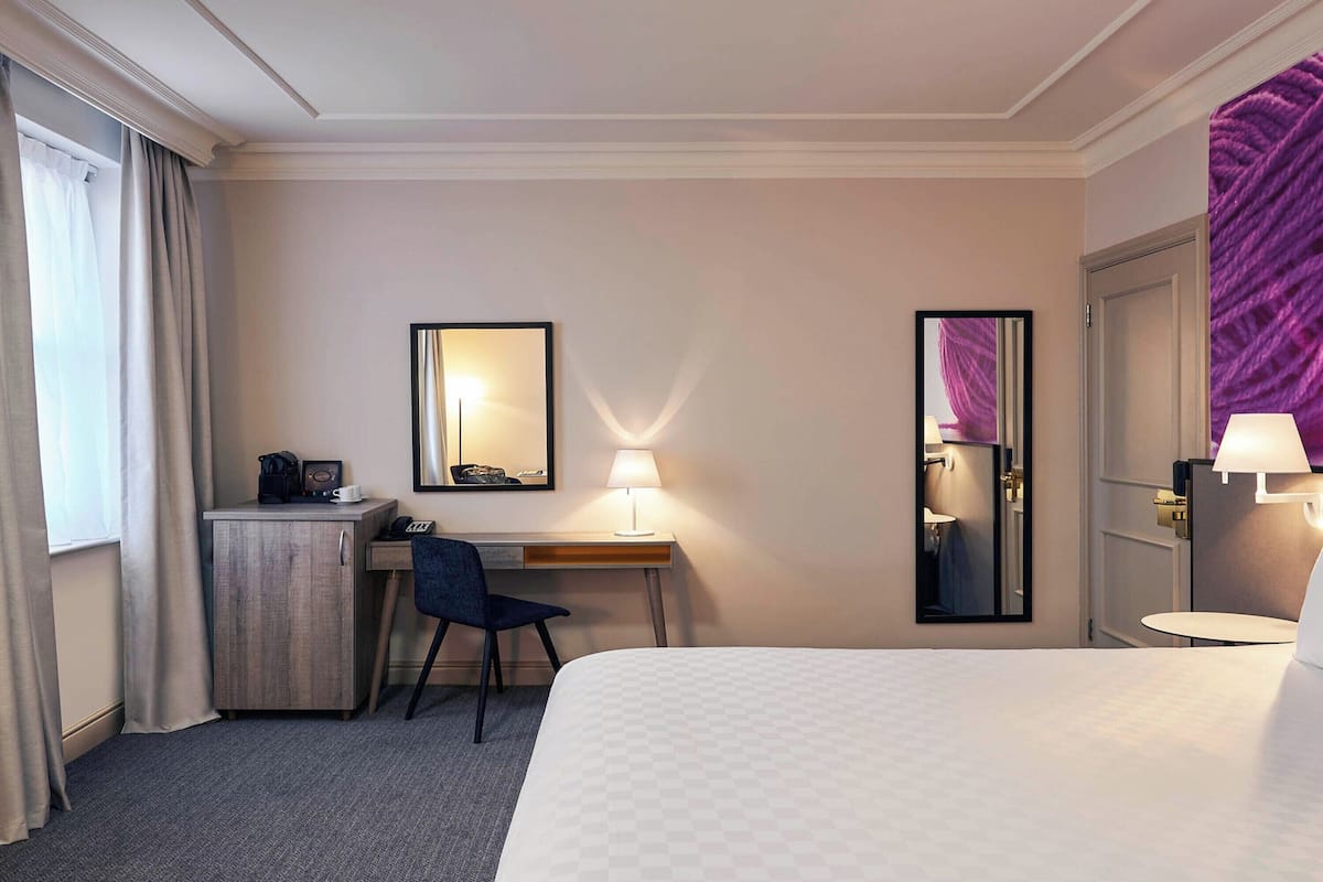 Habitación Premier, 1 cama King size | Ropa de cama de alta calidad y caja de seguridad en la habitación