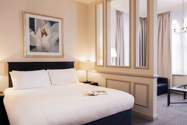 Phòng Suite Junior, 1 giường đôi | Bộ đồ giường cao cấp, két bảo mật tại phòng, bàn 