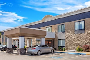 Exterior - Rodeway Inn (Barboursville)