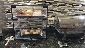 Free daily full breakfast  - Rodeway Inn (Barboursville)