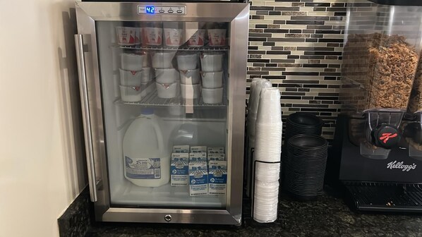 Free daily full breakfast  - Rodeway Inn (Barboursville)