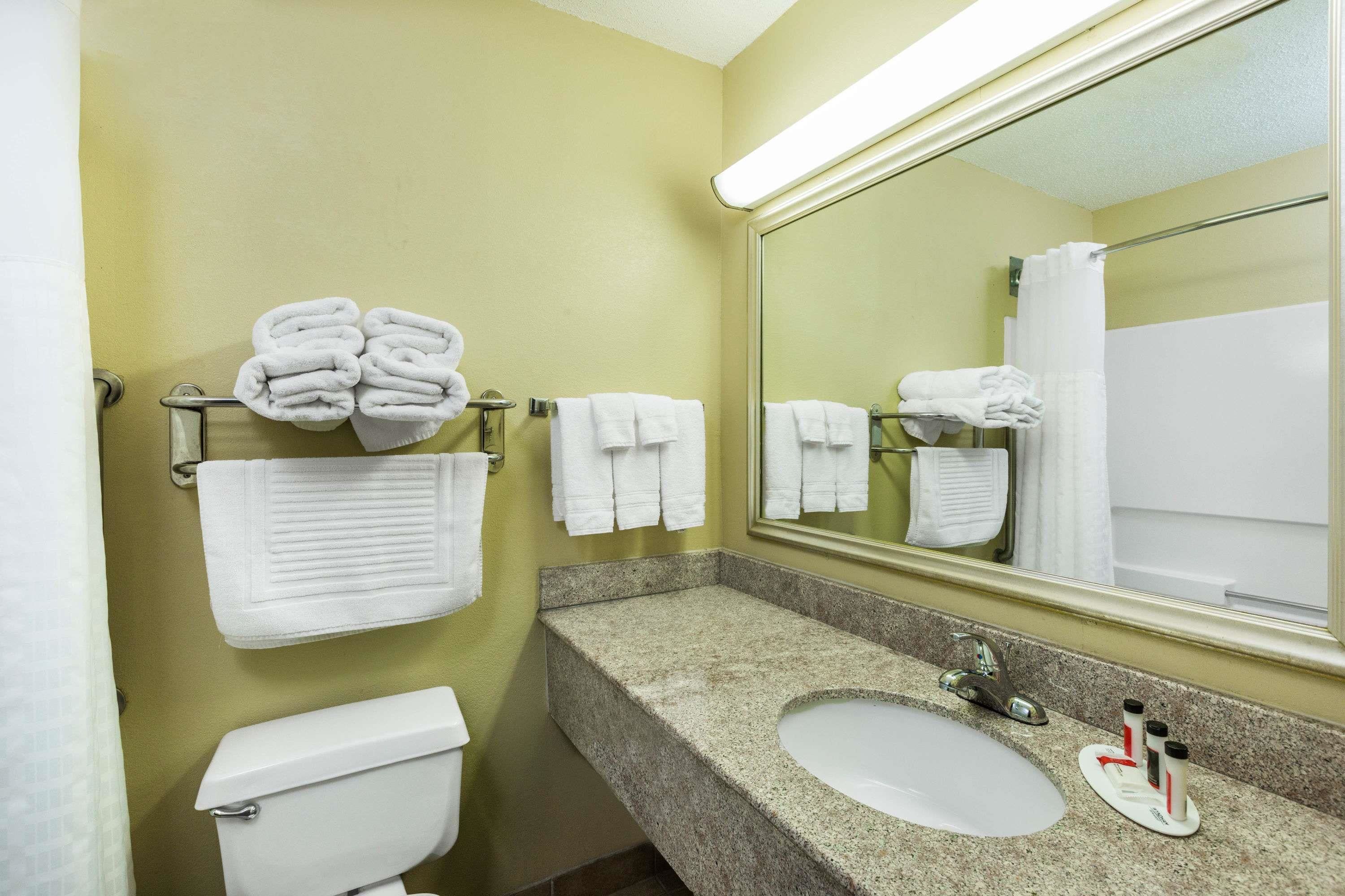 Ducha y bañera combinadas y artículos de higiene personal gratuitos