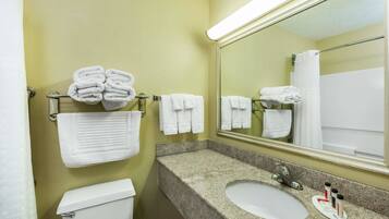 Ducha y bañera combinadas y artículos de higiene personal gratuitos