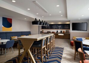 朝食 (フル ブレックファスト)、毎日提供 (無料)