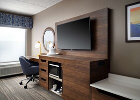 Cofres nos quartos, escrivaninha, espaço de trabalho para notebook