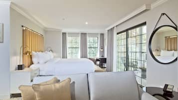 Junior Suite, 1 King Bed, Balcony | Living area
