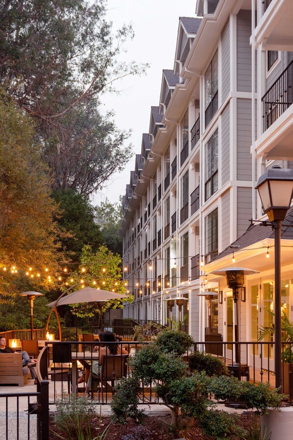 Exterior detail - The Inn at Saratoga, Tapestry Collection by Hilton (Saratoga)