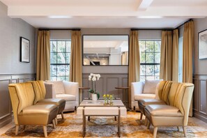Lobby - The Inn at Saratoga, Tapestry Collection by Hilton (Saratoga)