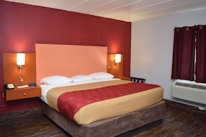 Soundproofing, iron/ironing board, free WiFi, bed sheets - Econo Lodge Brockport (Brockport)