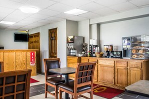 Free daily continental breakfast - Econo Lodge Brockport (Brockport)