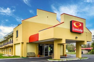 Un edificio EconoLodge amarillo con techo rojo y un letrero.