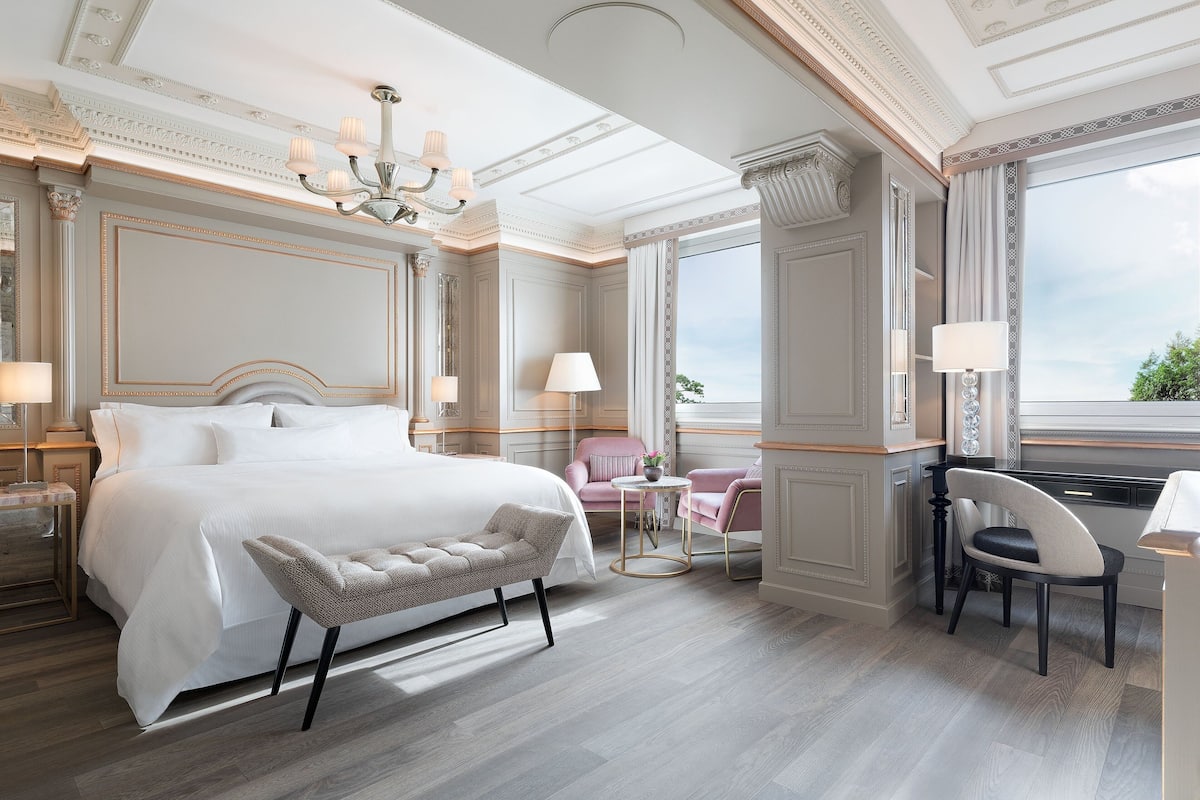 Grand Room, 1 King Bed, Non Smoking | 1 bedroom, premium bedding, down comforters, minibar
