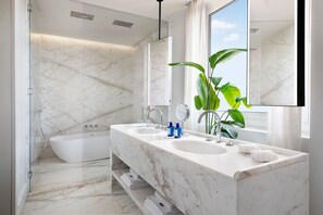 Presidential-Suite, 1 Schlafzimmer, Terrasse | Badezimmer | Regendusche, kostenlose Toilettenartikel, Haartrockner, Bademäntel